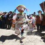 La tradición del agua bendita en celebraciones familiares peruanas