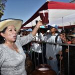 La tradición del brindis con chicha en festividades